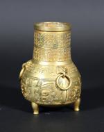 SUSSE Frères : Vase tripode de style Han en bronze...