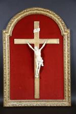 Christ en ivoire sculpté d'époque XVIII's. Haut. tête-pieds : 22...