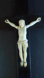 Christ en ivoire sculpté d'époque XIX's. Haut. : 14 cm...