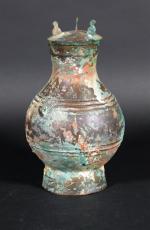 CHINE : Vase Hu en bronze orné pétales de lotus...