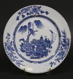 CHINE : Plat en porcelaine à décor en camaieu bleu...