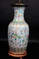 CHINE : Vase en porcelaine à décor polychrome de mobilier,...