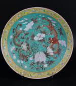 CHINE : Plat en porcelaine et émaux daozhai à décor...