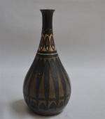 HB QUIMPER ODETTA
Vase de forme bouteille, signé
H.: 24.5 cm