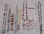 Lot de bijoux fantaisies : huit colliers longs, trois bracelets,...