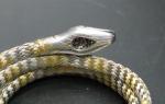 Bracelet souple «serpent » en or jaune et or gris...