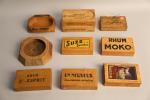 Neuf boîtes en bois cartes et jetons : Pernod, Lillet,...