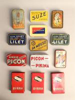 Treize boîtes à cartes en métal : Suze, Cointreau, Cinzano,...