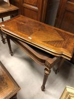 TABLE A JEUX en bois sculpté de style Louis XVI,...