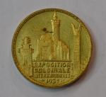 L. DESVIGNES Médaille ronde en métal doré Exposition coloniale internationale...