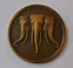 MEDAILLE ronde en bronze Laos représentant trois têtes d'éléphant sur...