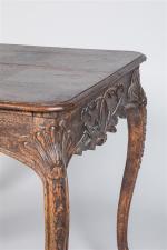 TABLE de milieu en bois naturel mouluré et sculpté posant...