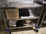 1 TABLE inox roulettes 2 plateaux. Dimensions : 200 x...