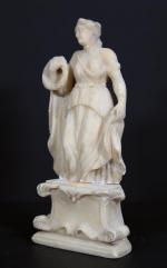 Statuette allégorique à la Victoire représentant une jeune femme drapée...