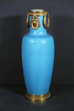 Grand vase en céramique émaillée bleu turquoise, monture en bronze...