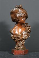 MOREAU Auguste (1834-1917) : Buste d'élégante. Bronze patiné signé, sur...