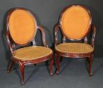 Paire de fauteuils cabriolets d'époque XVIII's à assise canné en...