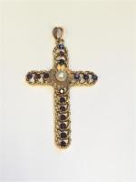 PENDENTIF croix en or jaune 750/°°ornée d'une perle de culture...