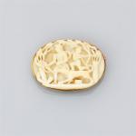 BROCHE en or jaune 750/°°ornée d'une plaque d'ivoire à décor...