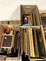 Trois cartons de PIECES encadrées diverses : canevas, reproductions, souvenirs...