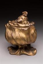 Bonbonnière ronde en métal doré à décor de femme fleur....