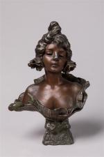 Emmanuel Villanis (1858-1914). Buste de femme fleur en régule patiné....