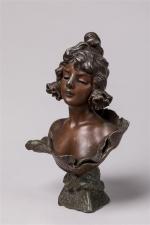 Emmanuel Villanis (1858-1914). Buste de femme fleur en régule patiné....