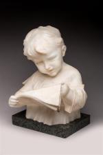 Pochini. " Enfant lisant ". Sujet en marbre blanc sur...