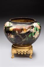 Montigny-sur-Loing attribué à. Cache-pot de forme arrondie en céramique peinte...
