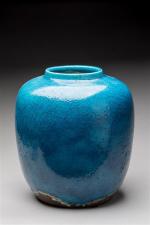 V. F. Vase de forme bombée en céramique bleu persan...