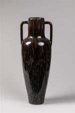 Montchevalier (Cannes). Grand vase amphore à deux anses en céramique...