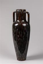 Montchevalier (Cannes). Grand vase amphore à deux anses en céramique...