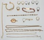 Ensemble de bijoux fantaisie : une montre, chaînes et bagues,...
