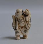 CHINE
Netsuké en ivoire sculpté figurant un homme et son singe
H.:...