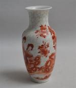 CHINE
Vase en porcelaine à décor en camaïeu rouge de personnages...