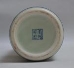 CHINE 
Vase cylindrique en porcelaine à décor de sinogrammes bleus...