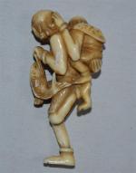 CHINE
Sujet en ivoire sculpté représentant un pêcheur et son enfant...