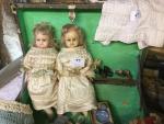 2 ravissantes petites poupées tête fixe sur collerette en cire,...
