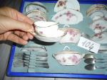 Dînette porcelaine décor fleuri rose comprenant 12 assiettes plates 8,5cm,...