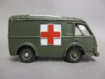 DINKY-TOYS FRANCE (REF 80 F) RENAULT CARRIERE AMBULANCE MILITAIRE, vitrée,...