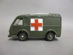 DINKY-TOYS FRANCE (REF 80 F) RENAULT CARRIERE AMBULANCE MILITAIRE, vitrée,...
