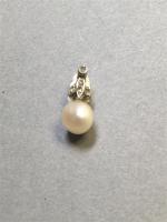 PENDENTIF en or jaune 750/°°ornée d'une perle baroque surmontée de...
