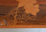 GALLE
Table de salon en bois naturel sculpté, le plateau supérieur...