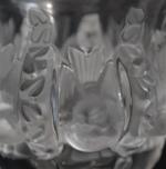 LALIQUE France
Vase pansu sur piédouche modèle Dampierre, à décor d'hirondelles,...