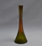 Louis Comfort TIFFANY (1848-1933)
Vase soliflore en verre irisé en partie...