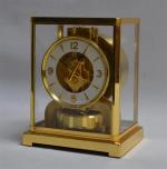 JAEGER LECOULTRE
Pendule modèle Atmos, en métal doré, cadran rond signé
H.:...