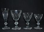 BACCARAT
Service de verres en cristal, modèle Harcourt, comprenant:
- onze flutes
-...