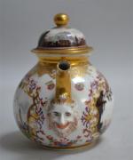 MEISSEN
Verseuse couverte en porcelaine à décor polychrome et or de...