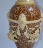 APT 
Vase en faïence fine marbrée à décor de têtes...