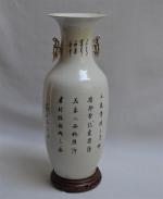 CHINE
Vase balustre en porcelaine à décor polychrome de chinoises sous...